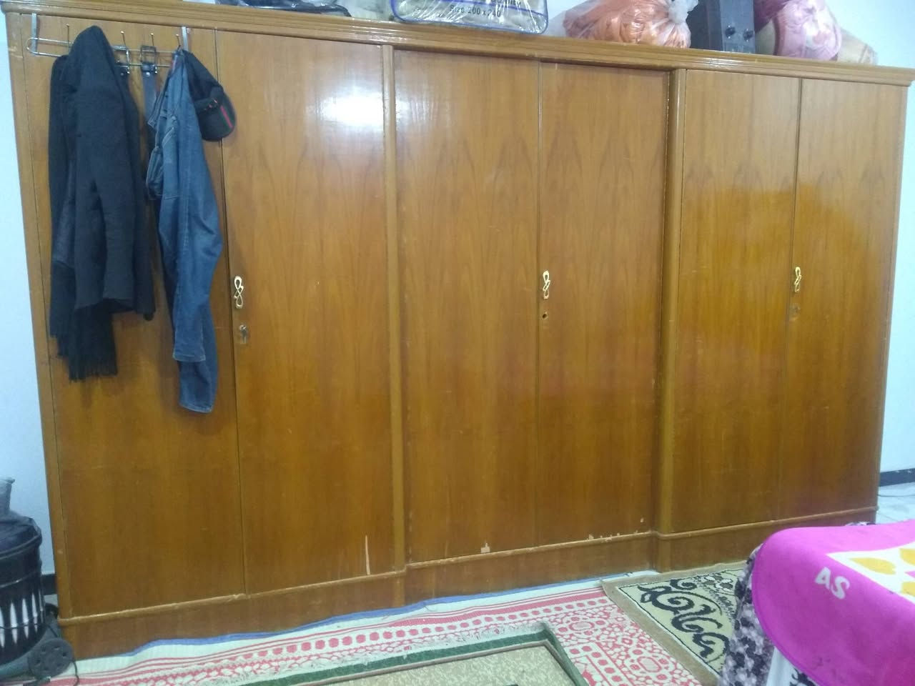 غراض بيت تسكام مستعجل على بيعتهن ***********
