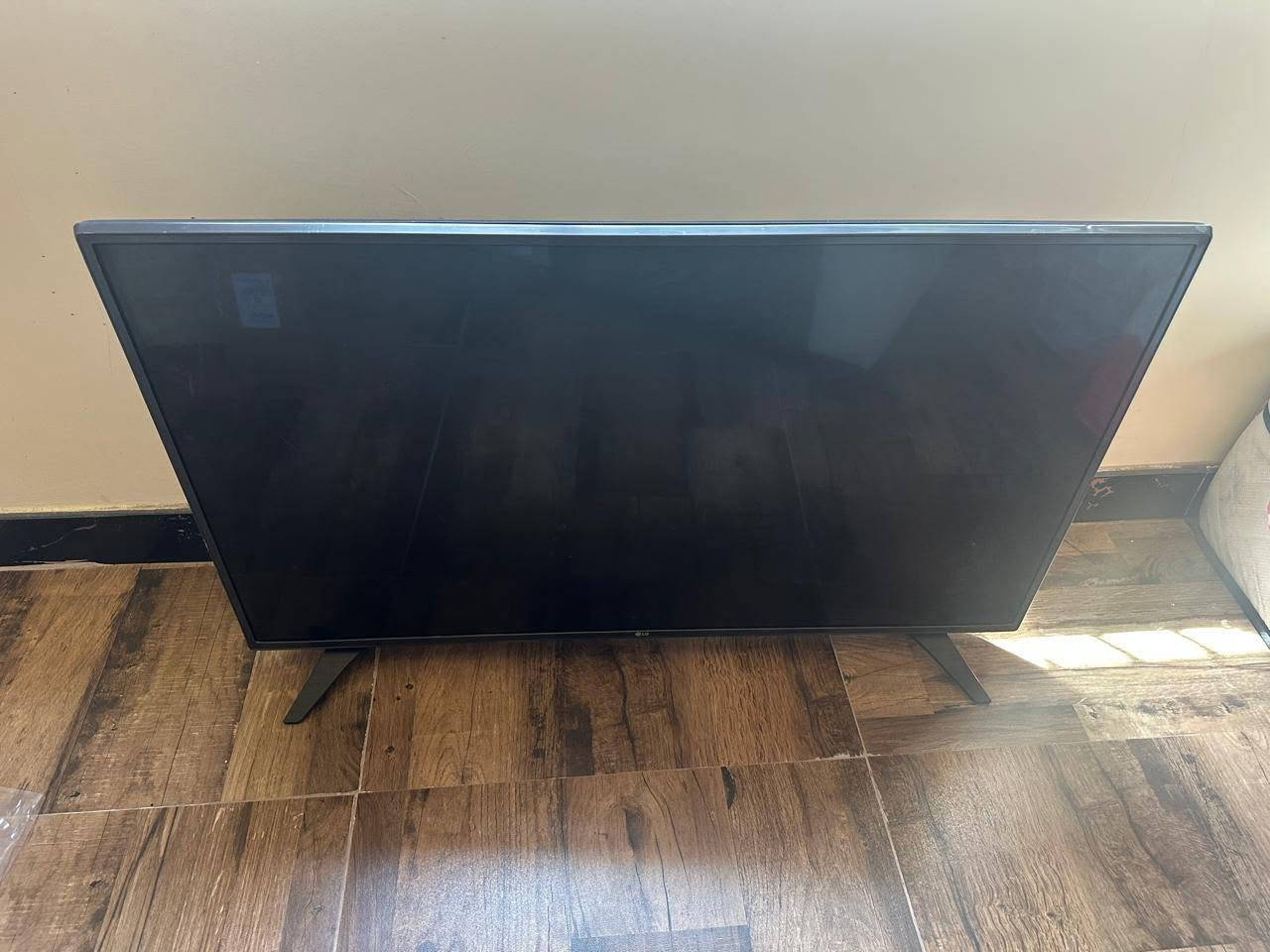 للييع تخم 8 مقاعد مستعمل  مع تلفزيون LG قياس 43 السعر 750,000
العنوان المنصور شارع ١٤ رمضان 
***********
