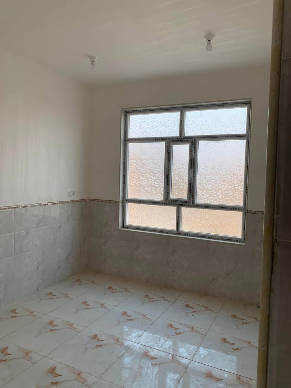 السلام عليكم 
يوجد مشابل طابق ثاني للإيجار  ١٢٠ متر غرفتين نوم  ومطبخ وصالة واستقبال ومجمع صحيات بناء حديث يقع في شارع الملا زين القوس 
يوجد بالمشتمل مطور ماء ، سخان جديد ، سنك في المطبخ ومغاسل في الصحيات .
علمان ان الطابق اول هي محلات وليس سكني. 
المطلوب عائلة صغيرة للاستفسار ***********
