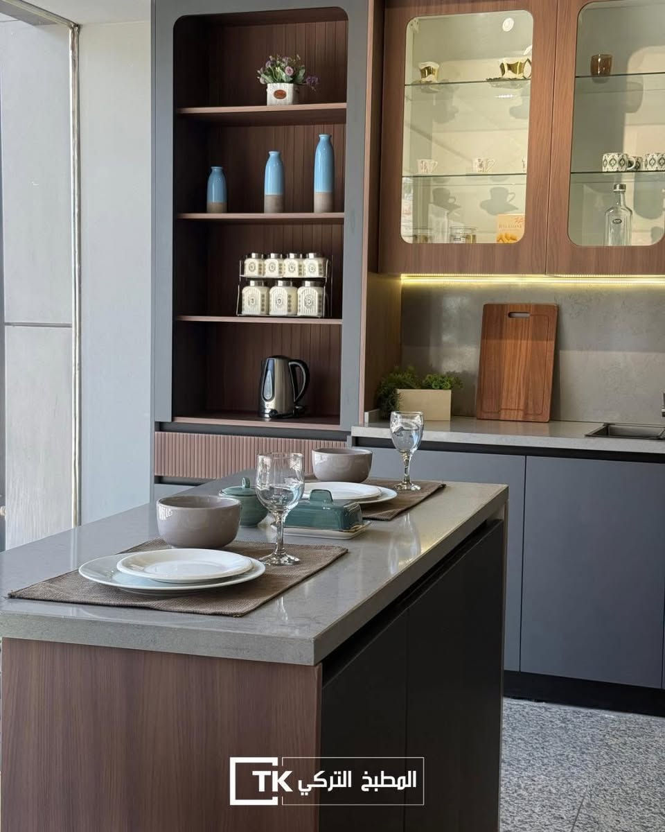 📍 الحلة - شارع 60 مجاور هوم سنتر 
📞 ***********8
_______________________

كل تفصيلة بهذا المطبخ تحكي عن الذوق الرفيع 💫
ألوان متناغمة تجمع بين الخشب والمطفي الرمادي، وتصميم عصري يخلي الطبخ متعة مو واجب ✨
من تنسيق الإضاءة لحد الخزائن الزجاجية، كلشي معمول بإتقان يعبر عن فخامة المطبخ التركي 🇹🇷
