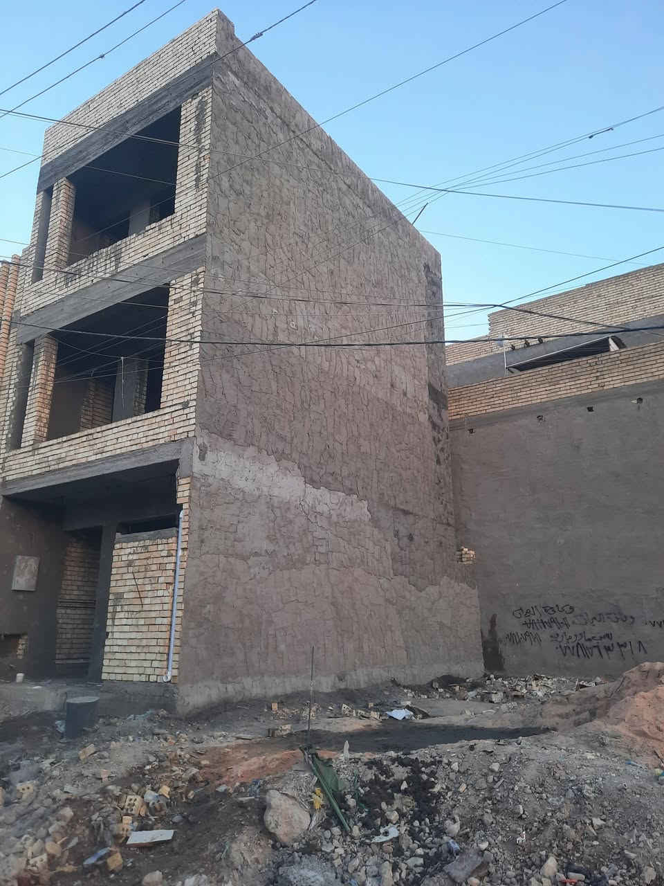 السلام عليكم لباخ مصري متفرغ حاليا شغل هندسي درجه اولي الاتزام في العمل اشتغل لبخ وطلس وفوم وتطعيم أسعار مناسبه ‏مكان بغداد الرقم بي وتس ***********
