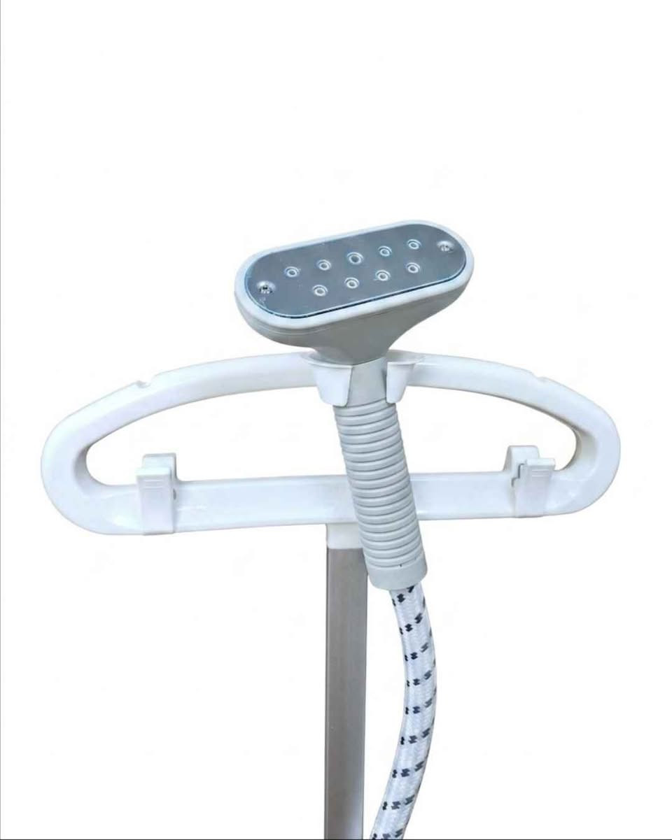 مكواة عمودية 60 قوة 2000 واط وتسخين سريع: أداء قوي وثبات ممتاز في درجة الحرارة لإزالة أصعب التجاعيد بلمح البصر.
آمنة لجميع أنواع الأقمشة: تصميم لطيف وفعال يناسب كافة أنواع الأنسجة، الستائر، والمفروشات.
خزان مياه كبير (1.6 لتر): يتيح لك الكيّ المتواصل لفترات طويلة دون الحاجة لإعادة التعبئة المتكررة.
3 مستويات ارتفاع قابلة للتعديل: عمود مرن يمكن ضبطه لثلاثة مستويات مختلفة حتى أقصى ارتفاع  1.5 متر ليناسب جميع أطوال الملابس.
فوهة بخار بـ 9 فتحات: تضمن توزيعًا غزيرًا ومتساويًا للبخار لتغطية مساحة أكبر وإنجاز أسرع. البصرة, العراق


**إذا كنت صاحب هذا الإعلان وتريد حذفه لأي سبب، رجاءا أرسل رسالة إلى الدعم الفني**