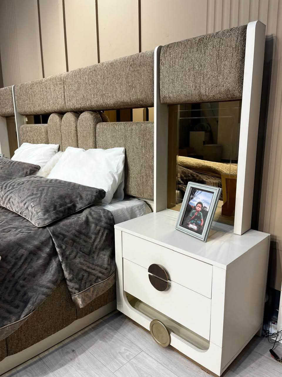 ✨ جمعية التراث للأثاث ✨

🛏️ غرفة نوم كارمن بيجي مودرن – 9 قطع 🤍

💵 السعر نقداً: 2,350,000 دينار
💳 السعر بالأقساط: 3,100,000 دينار
💰 القسط الشهري: 175 ألف دينار

✅ المواصفات:
🔹 برغي جوي حديد
🔹 كنتور: 250 × 240 × 53
🔹 كنتور إضافي: 86 × 240 × 53
🔹 ميز تواليت: 145 × 185
🔹 درور مع إنارة مميزة ✨
🔹 طابورية
🔹 مرآة قيافة ضخمة 🪞
🔹 عدد (2) كومدي
🔹 ارتفاع السرير: 150 سم

🚚 الشد والنقل مجاناً داخل الرمادي

📍 العنوان:
الرمادي – التأميم – شارع النخيل – مقابل محطة النخيل.

📞 للاستفسار: ***********
