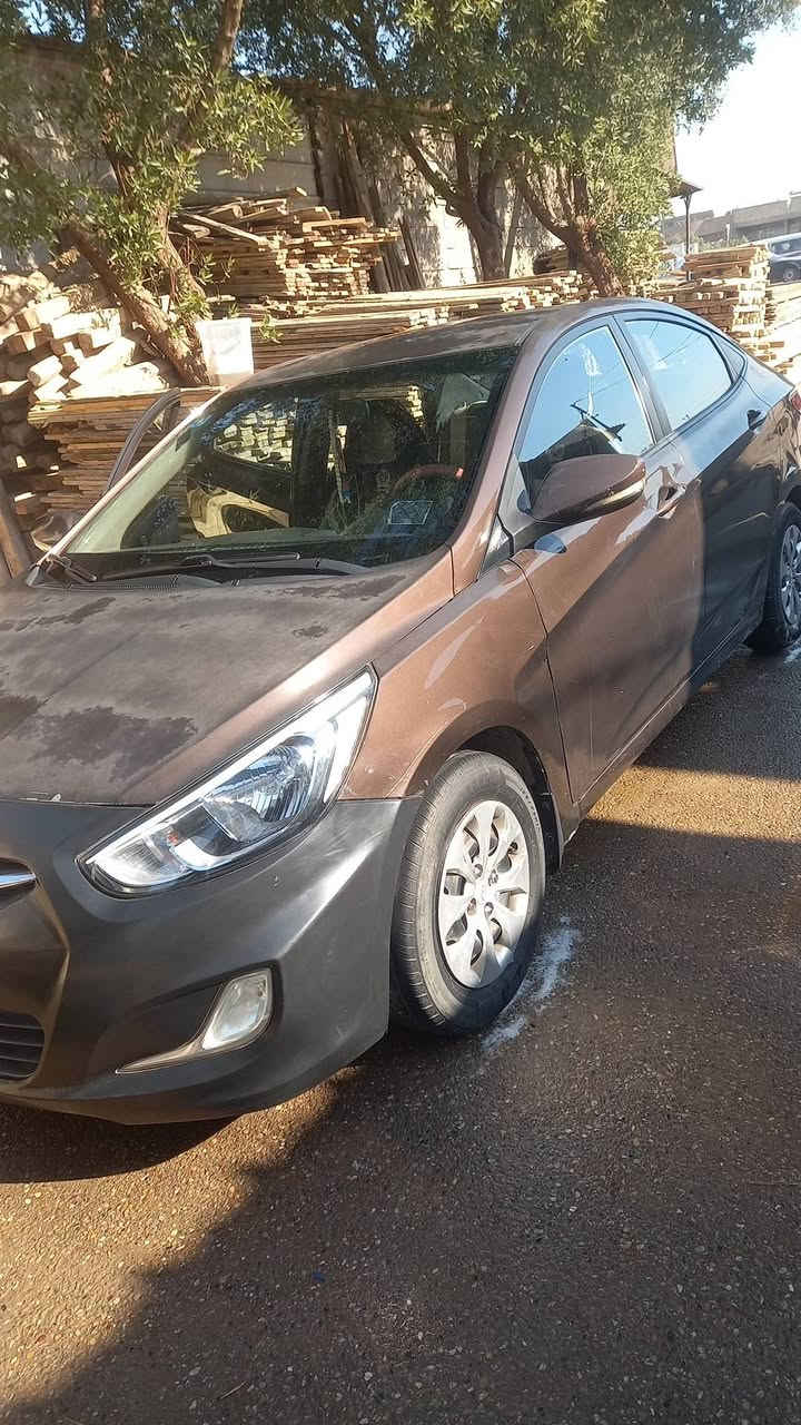 السلام عليكم..
اكسنت موديل  2016 خليجي  تدفئة تبريد  محرك  1600  دوش  قطرتين .. كير محرك  تمام  السيارة رقم بغداد دولي بأسمي 
اللون جوزي مكان السيارة بغداد رئاسة العبيدي 
***********   ملاحظة السيارة بيها جراد بسيط 
السعر 90  وبيها  مجال
