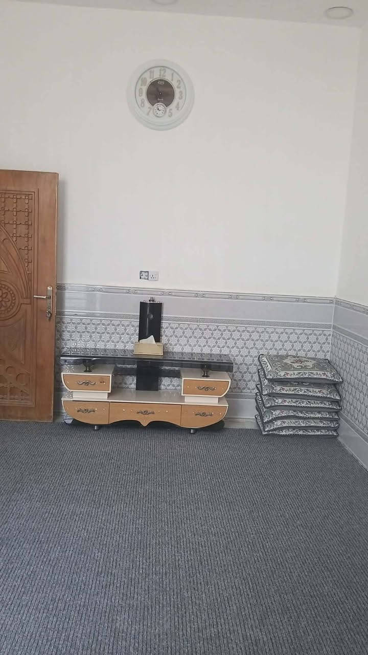 السلام عليكم بيت 100متر 5×20 بناء حديث صب السقف والارضية صب كونكريت مكانه سيد جميل بداية شارع عشرين أول فرع قريب عالشارع الجيران كلش طيبين فرع هادئ جدا أيضاً أغراض المطبخ كلهن هدية للمشتري كاونتر تفصال سعره مليون طباخ مرشحه فلتر ماء مقطورة گيزر ماطور ماء كلهن يبقن للمشتري وسعر مناسب جداً السعر 72 وبي مجال رقمي ***********

