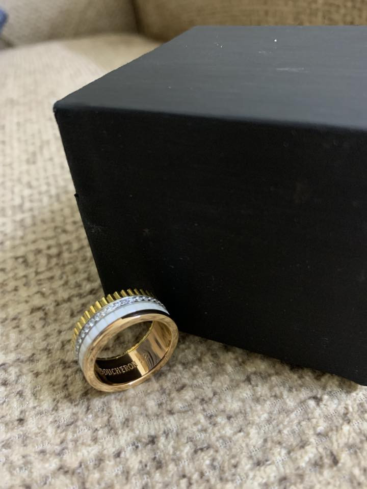 الخاتم هو من مجموعة "كاتر" (Quatre) الشهيرة من ماركة بوشرون (Boucheron)، ويتميز بتصميمه الذي يجمع بين أنواع مختلفة من الذهب والسيراميك والماس في قطعة واحدة.المواد: يدمج الخاتم بين الذهب الأصفر، والذهب الأبيض (أو الوردي في بعض الإصدارات)، مع تفاصيل دقيقة مثل السيراميك الأبيض المرصع بالماس.


**إذا كنت صاحب هذا الإعلان وتريد حذفه لأي سبب، رجاءا أرسل رسالة إلى الدعم الفني**
