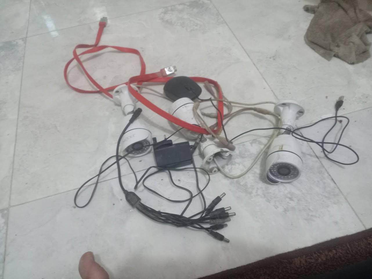 كامرات مراقبة للبيع مكاني بغداد ٣ كامرات مع الجهاز مالتهن وماوس وتوصالة بعد معرف بيهن واضحات كلش غراضهن مبينات بل صورة رقم ***********
السعر 35الف
