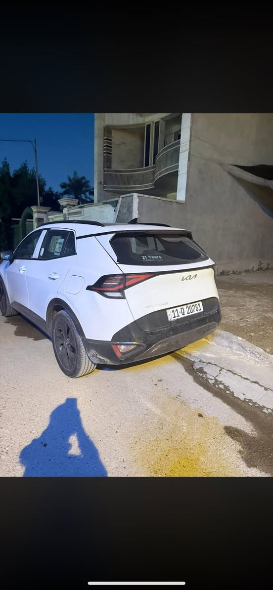 🚗 كيا سبورتاج 2025 بلاك اديشن بانوراما 🔥
مرقم بغداد سنوية + لوحات
✨ أبرز المواصفات:
▪️ محرك 4 سلندر سعة 2000 سي سي اقتصادي وقوي
▪️ سقف بانوراما كامل يعطي إطلالة مميزة داخل السيارة
▪️ نسخة Black Edition مع إضافات سوداء رياضية (شبك، ويل كب، مرايا)
▪️ شاشة وسطية مع نظام آبل كار بلاي وأندرويد أوتو
▪️ كاميرات + حساسات أمامية وخلفية
▪️ تشغيل بصمة + دخول ذكي
▪️ مقاعد جلد مريحة بتصميم رياضي
▪️ مكيف خلفي لراحة الركاب
▪️ نظام ثبات إلكتروني ووسائد هوائية متعددة للسلامة
💎 سبورتاج 2025 تجمع بين التصميم العصري، الاعتمادية المعروفة من كيا، والتجهيزات الحديثة التي تجعلها من أكثر سيارات الـSUV طلباً في السوق. مكفوله 
ضمان دوليه وبيها 3 تبديلات دهن مجانيه  المكان الغزاليه 
***********الرقم بي وات ساب هم الرجاء الاتصال عليه ماشيه 6000 سعر 245 وبيها مجال

