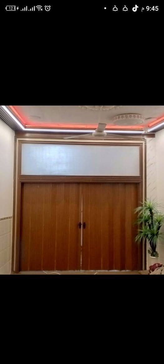 سلام عليكم بيت للبيع مساحه 120 متر البيت كامل من كل شي بي كراج كبير خدمات كامله ماء كهرباء مجاري  العنوان حي الصدرين للاستفسار  ***********
