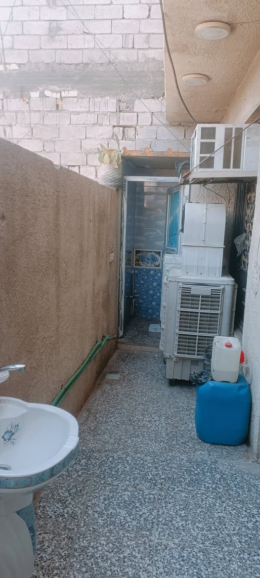 السلام عليكم بيت للبيع المساحه 105 مربع يحتوي على استقبال ومطبخ وغرفه وصاله موقعه مدينه الصدر شارع الصيانه قطاع 0 قرب نور الحلاق 
للاستفسار ***********
