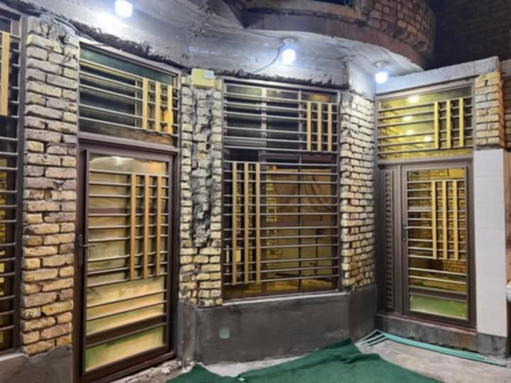 عقار للبيع بيت ركن مساحته   160  م  بيت دبل فاليوم بناء حديث جوه غرفتين وصالة وحمام ومطبخ وهول ومجموعه صحيه متكامله وفوق ثلاثه غرف نوم ومجموعه صحيات متكامله ،،،،

السعر           185   مليون 

العنوان       دور العمال 

الاتصال         ***********
