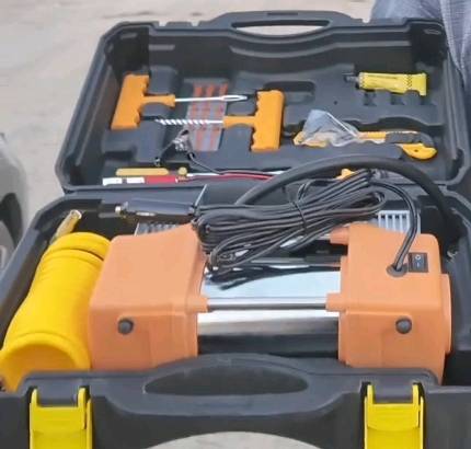 منفاخ اطارات (بلور) ثنائي السلندر مع عدة تصليح كاملة

الاستخدامات:

نفخ إطارات السيارات، الدفع الرباعي، الشاحنات الخفيفة، الدراجات النارية والهوائية.

نفخ الكرات والأغراض القابلة للنفخ (كرة، عوامة، ألعاب).

حل مثالي لحالات الطوارئ على الطريق أو أثناء السفر والرحلات.

إصلاح ثقب الإطار مباشرة باستخدام عدة الإصلاح المرفقة.

المميزات:

قوة عالية: يعمل على 12 فولت، 30 أمبير.

ضغط أقصى: 150 PSI.

تدفق هواء سريع: 2.54 CFM لملء الإطارات خلال دقائق قليلة.

تصميم ثنائي السلندر يمنح قوة مضاعفة مقارنة بالمنفاخات العادية.

سلك طويل بطول 250 سم للوصول لجميع الإطارات بسهولة.

خرطوم هواء حلزوني مرن لسهولة التمديد.

مصباح LED أمامي للعمل ليلاً أو في حالات الطوارئ.

حماية حرارية توقف الجهاز تلقائياً عند السخونة المفرطة.

يأتي داخل حقيبة قوية بأبعاد: 38 × 24 × 14 سم تحفظ جميع القطع بشكل مرتب.

محتويات الحقيبة:

منفاخ هواء ثنائي السلندر ABSHR.

خرطوم هواء أصفر حلزوني.

وصلة تشغيل عبر بطارية السيارة (مشابك + وصلة ولاعة).

عدة تصليح بنشر كاملة (مخرز معدني، إبرة إدخال، لواصق مطاطية + معجون، كتر، كماشة).

2 مفكات (مستقيم + نجمة).

رؤوس نفخ متعددة (كرات، أدوات هوائية).

كتيب إرشادات.

حقيبة تخزين وتنظيم قوية.

ملاحظات:

يفضل تشغيل السيارة أثناء استخدام المنفاخ لضمان ثبات الكهرباء.

يترك ليستريح 10–15 دقيقة بعد الاستخدام الطويل حتى لا يسخن.

مناسب لجميع أنواع السيارات والدراجات، وعملي جداً في الرحلات.