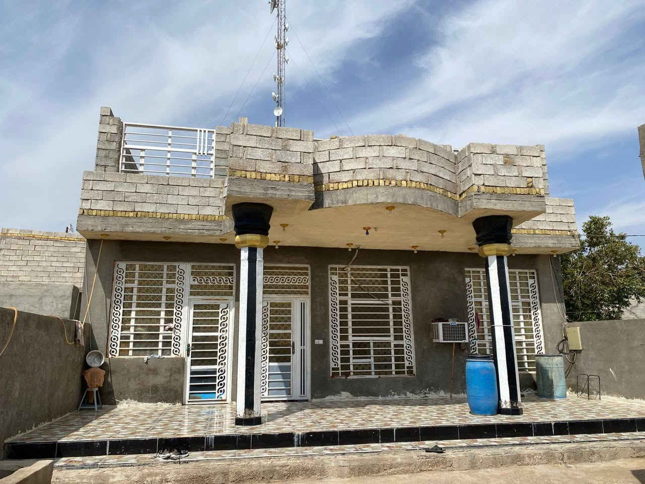 السلام عليكم
بيت للبيع مساحه 300 
كامل لبخ سيراميك أبياض 
3 غرف نوم 5في4 ساحه درج 11في4 صاله6في4 ومطبخ6في3  استقبال خارجي 8 في 4 يتكون علا 3 صحيات خارجيه وداخليه ترك خلفي 11في4  الطابق ثاني قيد الإنشاء 🏗️🧱
الموقع الكوت ناحيه شيخ سعد طريق الشهابي قرب معمل الغاز
  ‏‪***********‬‏ أحمد
