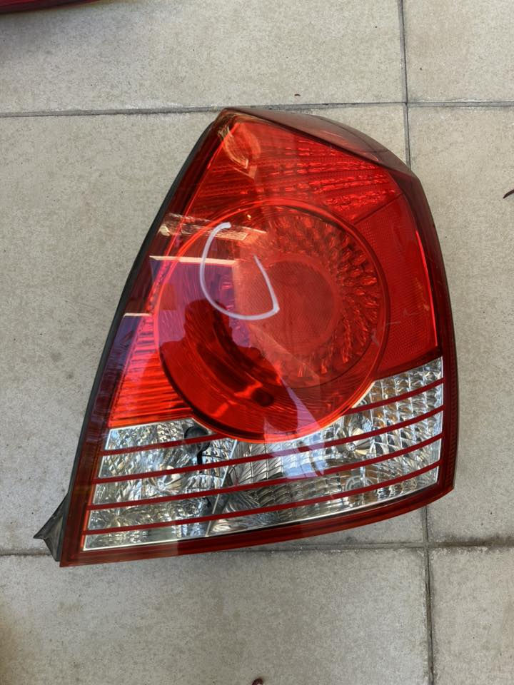 السلام عليكم 
زوج لايتات اصلي تفصيخ حاوية النترا موديل ٢٠٠٣ الى ٢٠٠٦
سعر ١٠٠ الف 
بك جهة العبري فقط ٤٠ الف 
متوفر توصيل لكل المحافظات 
فقط المعروض متوفر 
*********** واتساب
