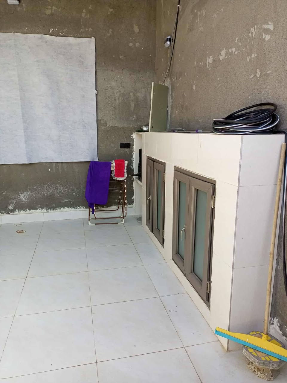 سلام عليكم من بيت للبيع موقع خانقين حي العمال خلف اسواق الوند200م يحتوي البيت على 2 غرف نوم استقبال هول داخلي مطبغ حار بارد  حمام تواليت داخلي وخارجي بي نظام  دكت مركزي البيت فول مغربي او كاشي  سعر البيت 125مليون بي مجال البيت مطلوب اسكان 42مليون  رقم الهاتف ***********  ***********بي واتساب
