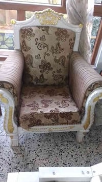 للبيع طخم 2 اكبار 4 اصغار الاستفسار عل رقم 07733378996