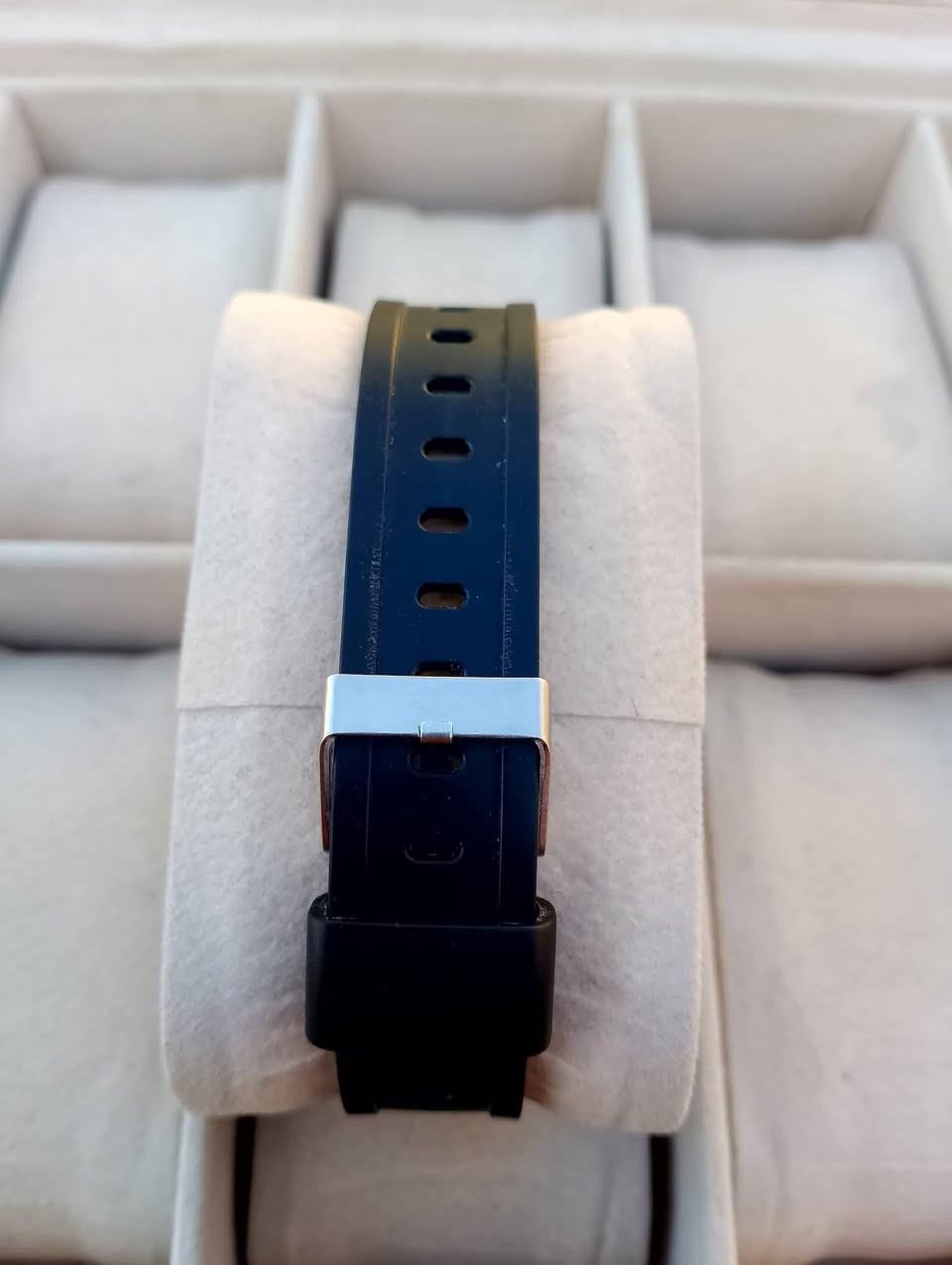 بسم الله الرحمن الرحيم 
تحيه طيبه للجميع ♥️ 
للبيع ساعه  TOYO
الصنع ياباني اصلي 
سناتر شمسي قمري شغال 
سير ربل اصلي 
مكينه بطاريه 
رنك دوار 
السعر 40 الف 💵💵 
العنوان بغداد الدورة 
يوجد توصيل إلى جميع محافظات العراق وبغداد أيضاً 
للحجز والاستفسار المراسله على الخاص او على الرقم 
ه‍ *********** ☎️ متوفر واتساب
