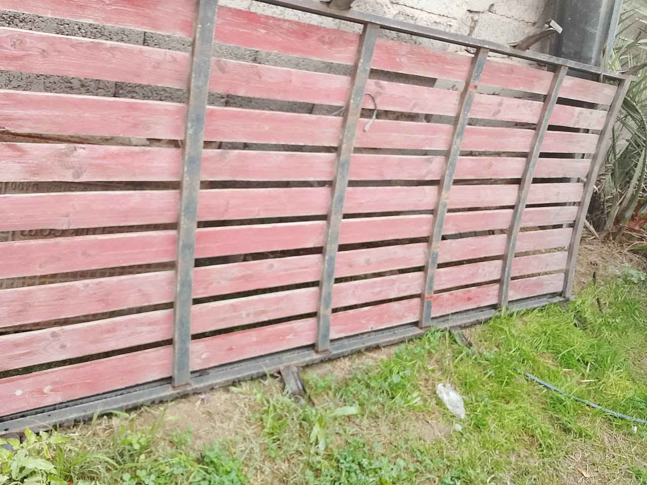 سلام عليكم سيباية للبيع نضيفة  خشبها نضيف ***********السعر 90الف مكاني بغداد الشعلة
