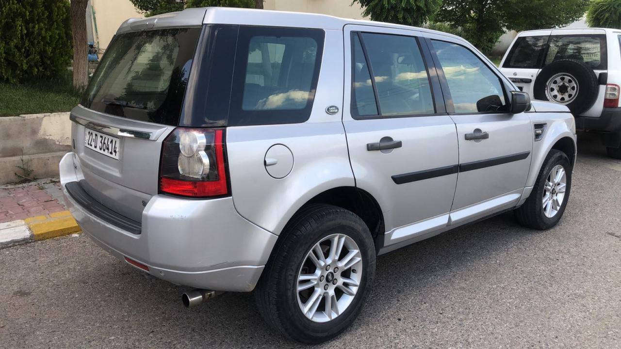 لاند روڤةر 2012 مواصفات
 فوول  سبووغ عامة 
رةقةم تازةية
 بي كةيشةية بةشةرتي 
گيرو مةكينةو تةقةورةقة وة فوول مواسةفاتة كوشن جلد و كارةبايية تحديد سورعةية مةكينة مةرغووبي شةش پستؤنة 

سعر لە کۆمێنت داوابکە ڕاستەخۆ بۆت دیت 📩 

گیرومەکینە بەشەرت زۆربەجوانی پاکی ماوە هیچ خەلەلیکی تیدا نییە 

ژمارەی خاوەنی 
***********
