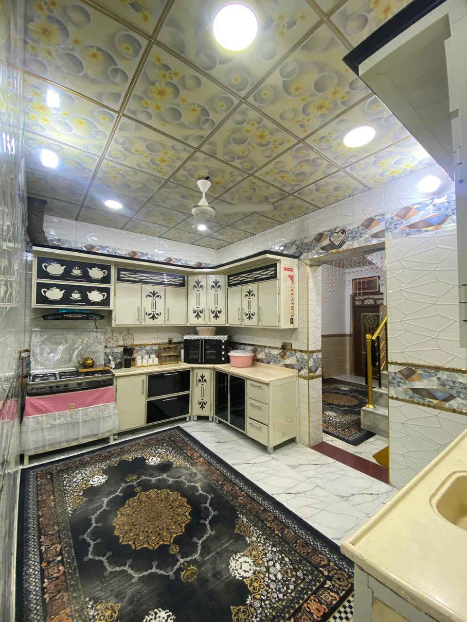 بيت للبيع مساحه ١٠٠ متر في حي الخليج قرب قصر شيشه السعر ١٥٠ وبيه مجال ***********
