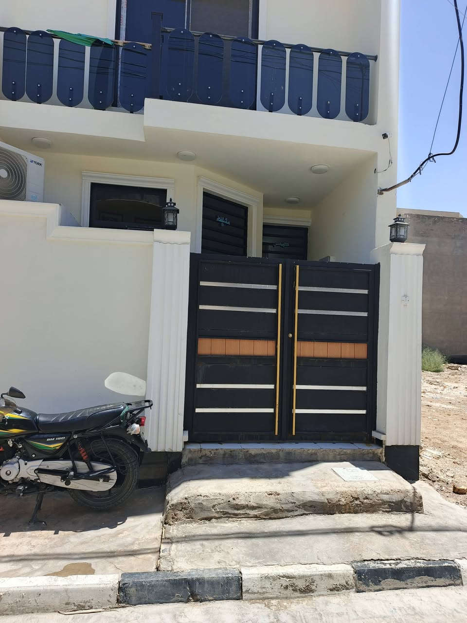 سلام عليكم بيت مساحه 100متر طابقين يحتوي البيت ثلاث غرف نوم وصحيات وبيت جاهز وبناء موديل 2026الاسفسار اكثر رقم الهاتف ‏‪***********‬‏
موقع البيت السياسين قرب مدرسة الروان وعرض الشارع 12
