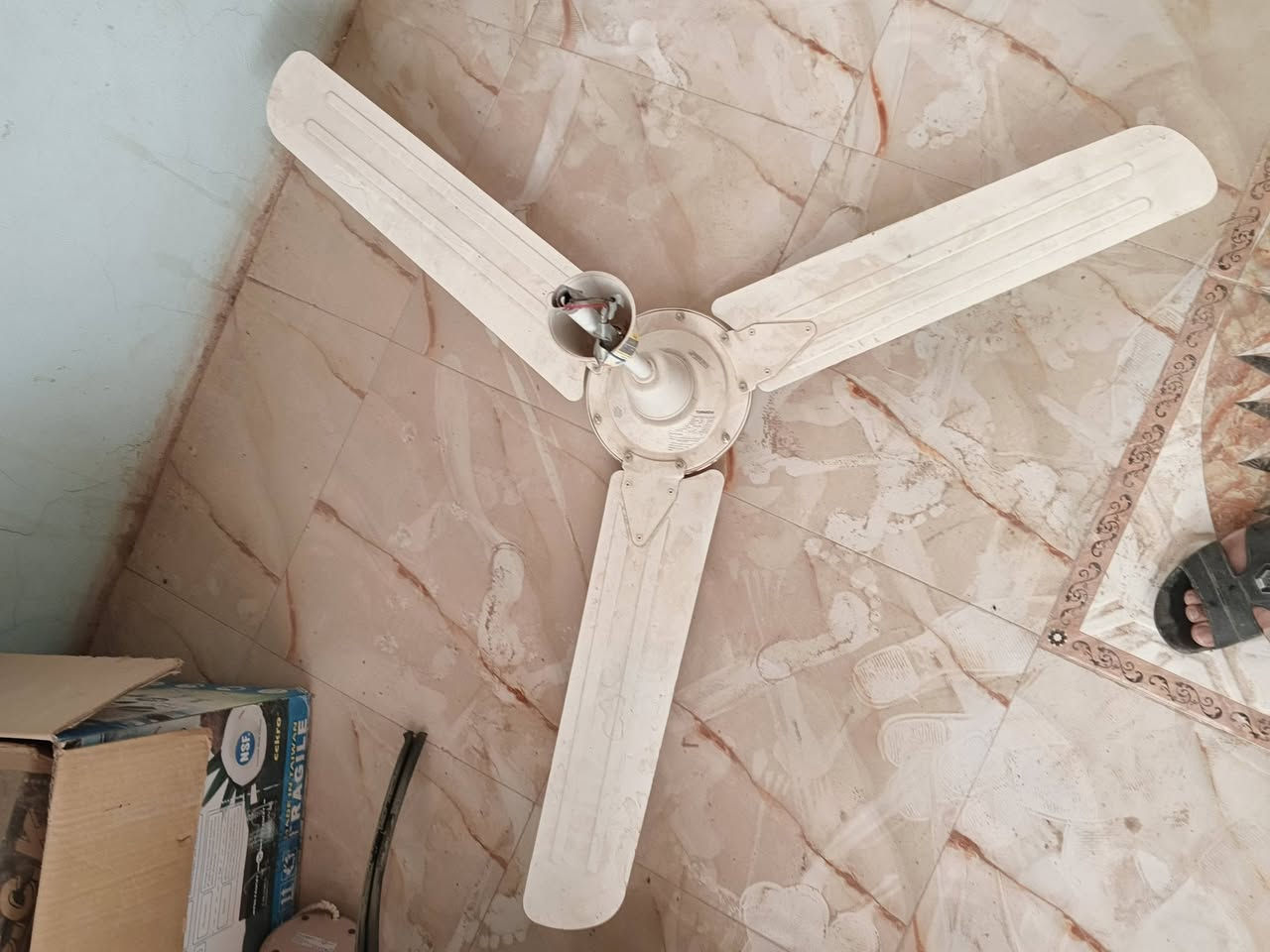 السلام عليكم جربايه اطفال للبيع مع مروحه سقفيه شغاله للبيع العنوان القاسم حي العسكري رقمي ***********
