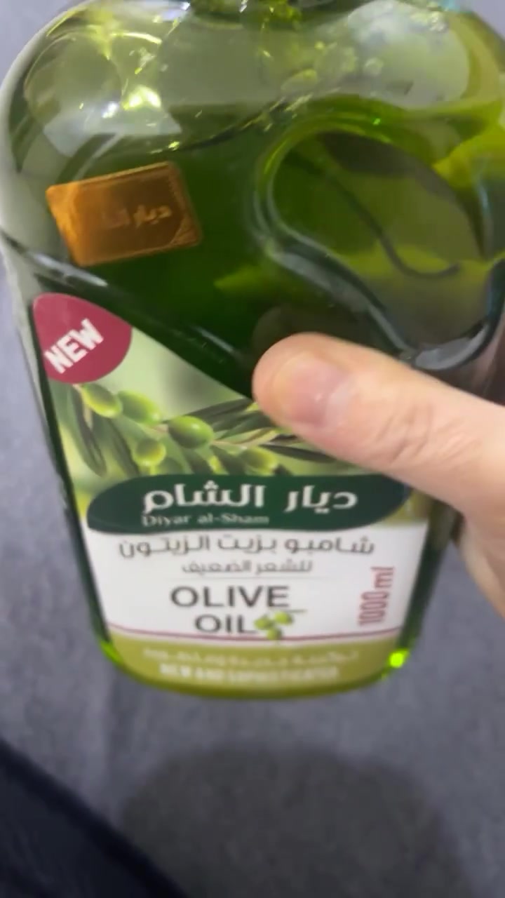 شامبوهات زيت الزيتون تساعد على:

* ترطيب الشعر وتقليل الجفاف.
* تنعيم الشعر وجعله أسهل في التمشيط.
* تنظيف فروة الرأس من الزيوت والأوساخ.
* منح الشعر لمعانًا طبيعيًا.
* المساعدة في تقليل الهيشان والتقصف عند استخدامه بانتظام مع بلسم مناسب.
* تغذية الشعر بفضل احتوائه على مستخلصات أو زيت الزيتون الغني بفيتاميني A وE والأحماض الدهنية.  

إذا كان شعرك:

* جافًا أو متقصفًا: فقد يكون مناسبًا لك لأنه يمنح ترطيبًا إضافيًا.
* دهنيًا جدًا: قد تحتاجين إلى شامبو مخصص للشعر الدهني أو استخدامه باعتدال إذا كانت تركيبته مرطبة بشكل كبير
مكانا هيت
متوفر توصيل جميع المحافظات


**إذا كنت صاحب هذا الإعلان وتريد حذفه لأي سبب، رجاءا أرسل رسالة إلى الدعم الفني**