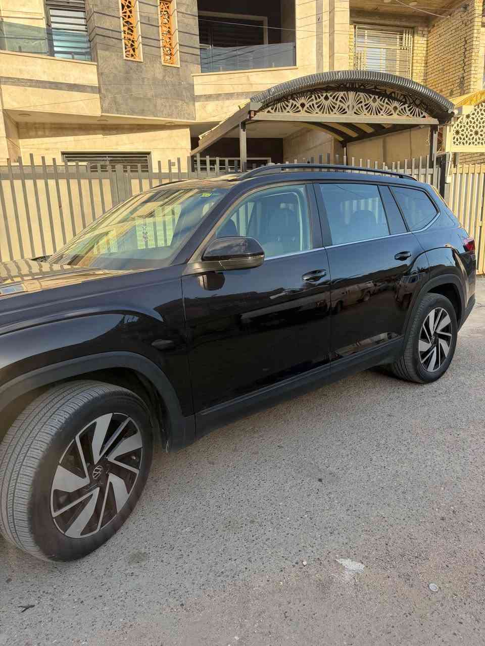 السلام عليكم 
فولگسواگن اطلس 2024 رقم بغداد ماشيه 25 الف  سبعه راكب حادثهة جنطه وصبغ بيهة شي خفيف جدا لان الظربه اكثرهة بالهوك ف مامتأذيه  وبدون اي ايرباك كله سليم والباقي كفاله 
المواصفات 
السياره فول الفول عدا الفتحة فقط 
تحكمات خمس مودات قياده اوامر صوتيه شاشه ابل كار بلي  شفتات بالستيرن قياده ذاتيه حساسات امامي خلفي رادار شاشاه كبيره جلد تدفئه تبريد كشنات جلد كهرباء لايتات عدسات متحركه وي الستيره انارات جانبيه عند الاستداره اشاير مري ندفئة بالمري الجانبيه ستائر بالبيبان الخلفيه بلاد تبريد 3 قطع وبعد احو مواصفات هواي 
مكاني زعفرانيه 
***********
*********** بغداد, العراق
