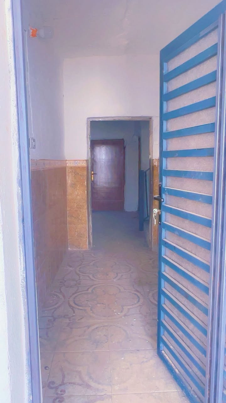 السلام عليكم 
٢٠٠ متر مربع طابقين ٤ اغرف وبراني ومطبخ وصالة وحمامات خارجية وداخليه بناء طابوك عكادة / عالي عن الشارع وشارعه عريض منطقة الحي العسكري  يباع على المبادرة او النقد السعر 85
البيت فارغ حاليا  
للاستفسار اكثر الاتصال على الهاتف  ***********  
 متوفر واتس اب او مراسلة الصفحة عقارات الجامعة
