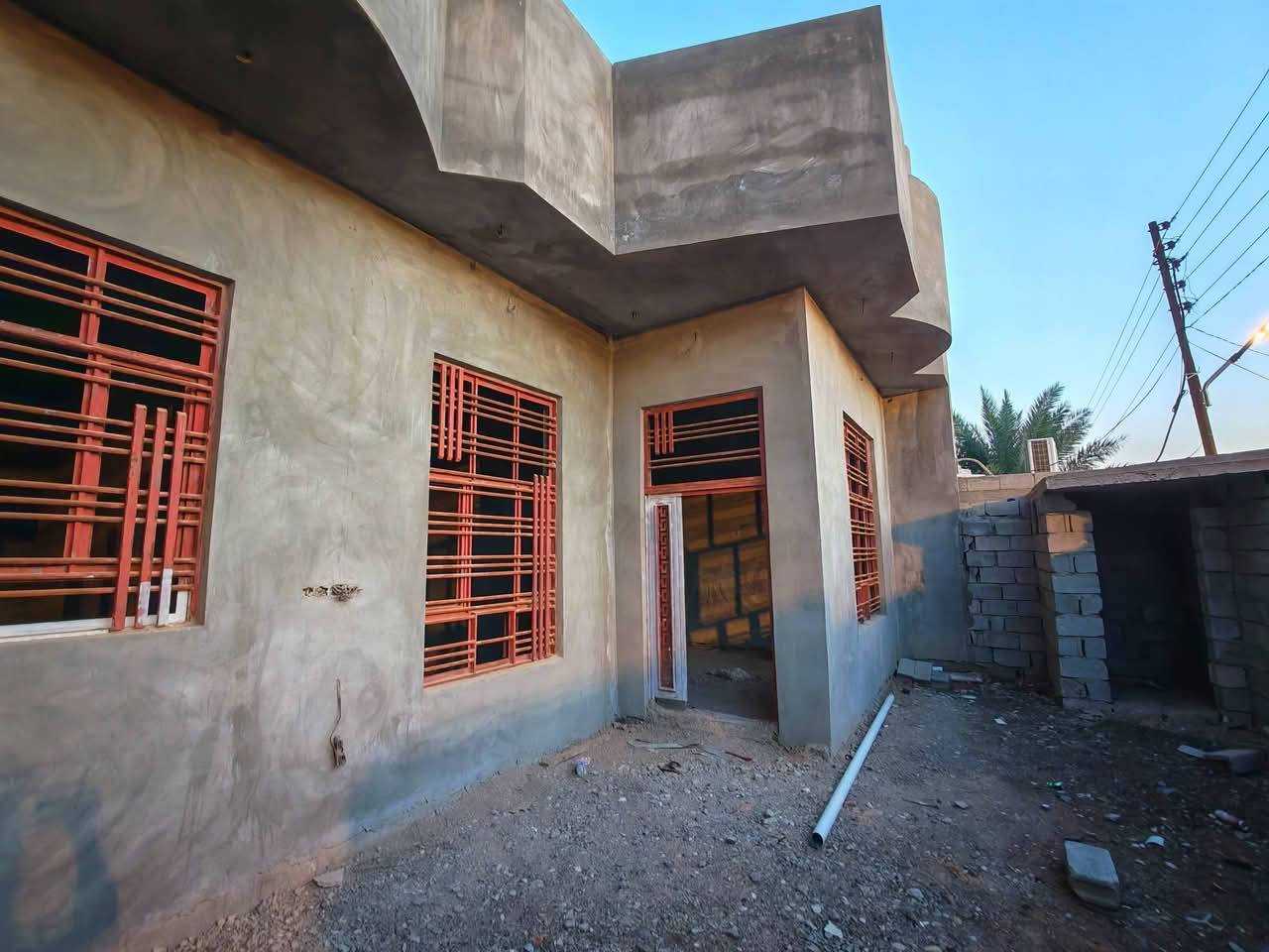 #للبيع دار سكن طابو صرف مطلوب للإسكان 

#الموقع بلور مقابل جامع الشيخ ثاير داخل الفروع
كل الخدمات متوفرة والتبليط هذه الايام ان شاء الله 

#المساحة ٢٤٠ متر
الواجهة ١٢
النزال ٢٠

#المحتويات البيت طابقين
٣ غرف نوم طابق ارضي وغرفتين نوم طابق ثاني
وباقي المحتويات هول إستقبال كلدور مطبخ وصحيات داخل وخارج
البيت بي نواقص منها أرضية وتقفيل ماء وكهرباء
والصور موضحة كلشي
#ملاحظة البيت مطلوب للأسكان ٤٢ مليون تتحول عليك بقسط شهري ٢٢٠ الف
وسعر البيع المطلوب مقدمة ٥٣ مليون
 #للتواصل مع الرقم
***********
