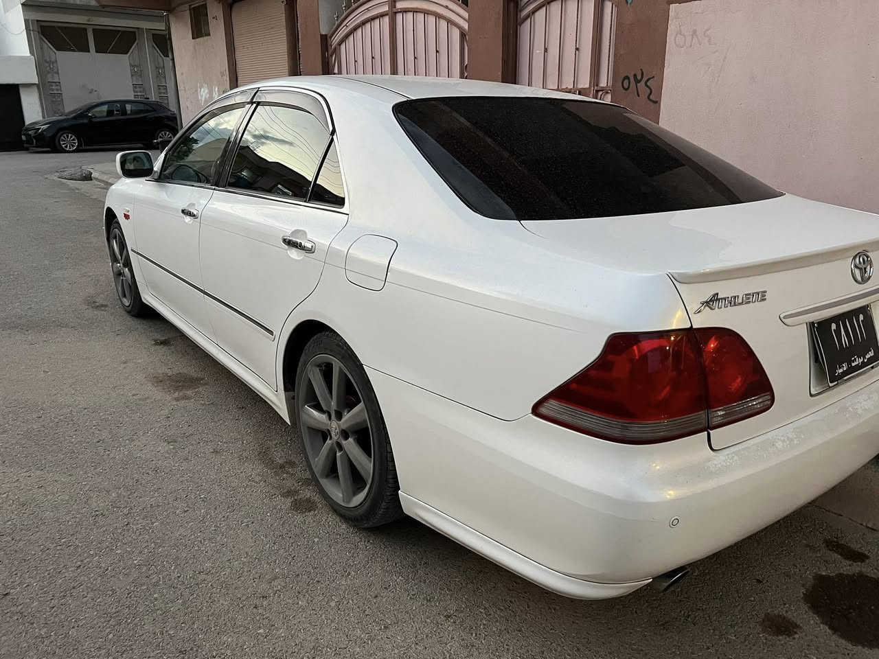 شاهینە ئەتڵاد ٢٠٠٥
١٨٢ بێ دوکەڵ 
گێر و مەکینە بەشەرتی فیتەر 
سەیارەکە تا بڵێ جوانە بێ شوخت و چاڵ 
پەردەو گاحی فیپەمپ و تایەس سپێری تێدایە 
شوێن بڕاوەکانی چاکراوەتەوە 
بێ دەحم لێدراو 
تا بڵێی توند و تۆڵە 
سارد و گەرمی بەشەرت 
ڕەقەم (***********)
شوێن چواقوڕنە 
نرخی ٥٤ و کەمێک محامەلە

