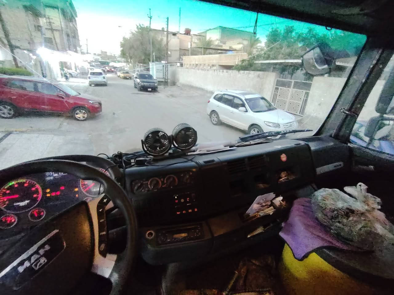 السلام عليكم 
سياره مان تيگه بم ونوزل كير عادي 
مكينه حجم ٤٦٠ موديل ٢٠٠٧ تخم تاير مع تدفئه وتبريد فول جاهزه للعمل مربوطه عربانه فلات ٣ دناكير أوربي 
***********
