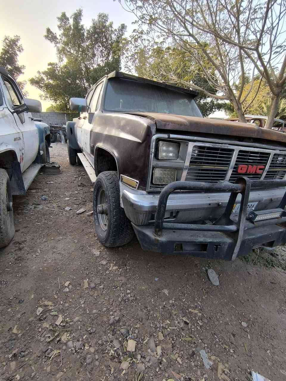 السلام عليكم للبيع شفر موديل ٨٤ دبل قمارة بدي مصفح مزود رقم بغداد اللماني شرط التحويل لون جوزي دبل اكسل دبل تاير محرك ٣٥٠ گير ٤٠٠ السيارة شغالة مكاني بغداد ***********
