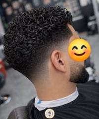 إذا واحد يريد حلاقه توب وتدريج فول خل يتصل عالرقم ٠٧٧٥٧٧٣٧٤٠١ واتساب و...