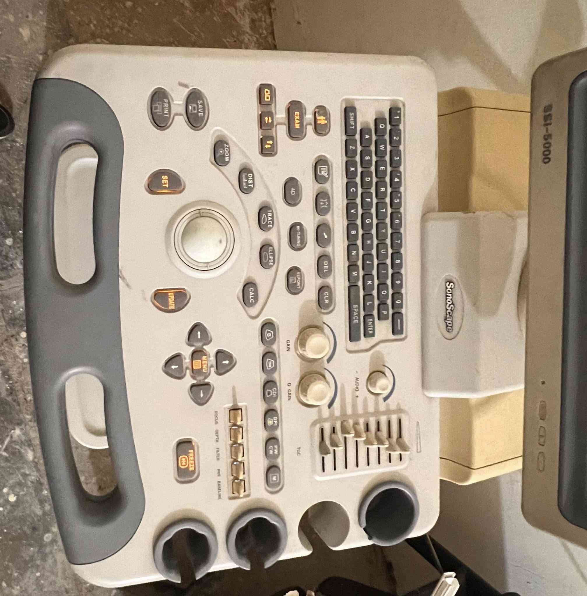 السلام عليكم  من رخصت الادمن عندي جهاز سونر صيني نوع سي سي 5000مستعمل قليل جهاز نضيف مع محتوياته ابروبات عددٍ اثنين جهاز للبيع سعر 40ورقه وبي مجال رقم ***********///***********
