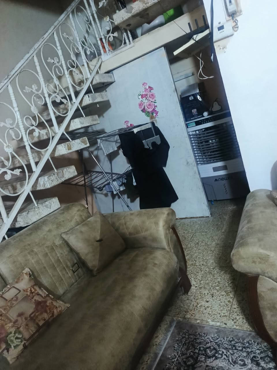 ياالله
سلام عليكم
البيت البيع طابو صرف 
مساحه ((240)) متر البيت مسلك
عرض مسلك مترين 
يحتوي البيت على استقبال وصاله
وغرفتين نوم وصحيات داخليه وصحيات خارجيه البيت عكاده ونظيف 
القطاع ((30)) خلف إفران سيد مصطفئ
استفسار اتصل 
((***********)) ((***********)) اخوكم أبو عراق...
