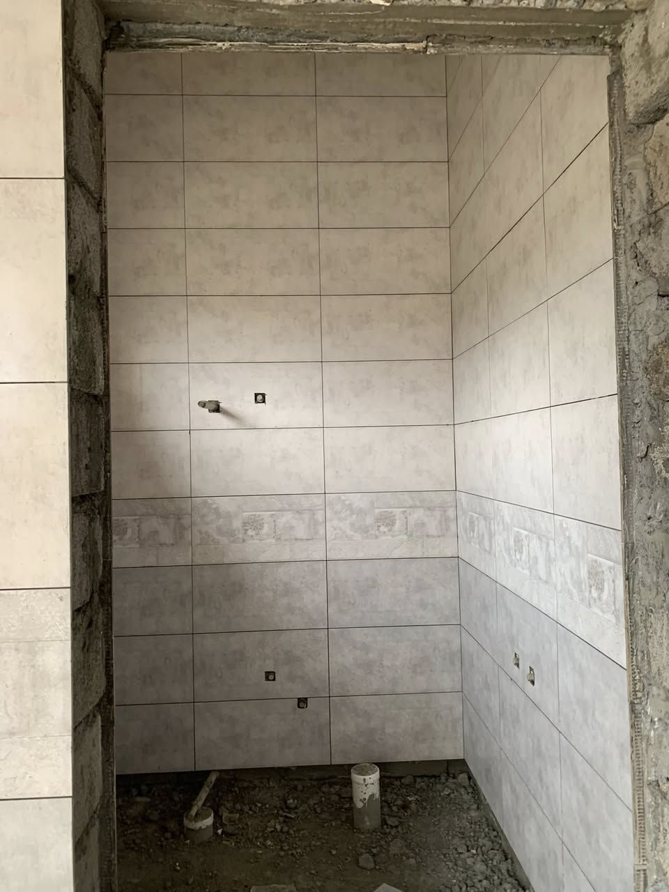 يوجد خلفه سيراميك ارضيه وجدران متفرغ حالياً 
اتصل وبيك خير وتدلل‬***********
مكاني العلم
