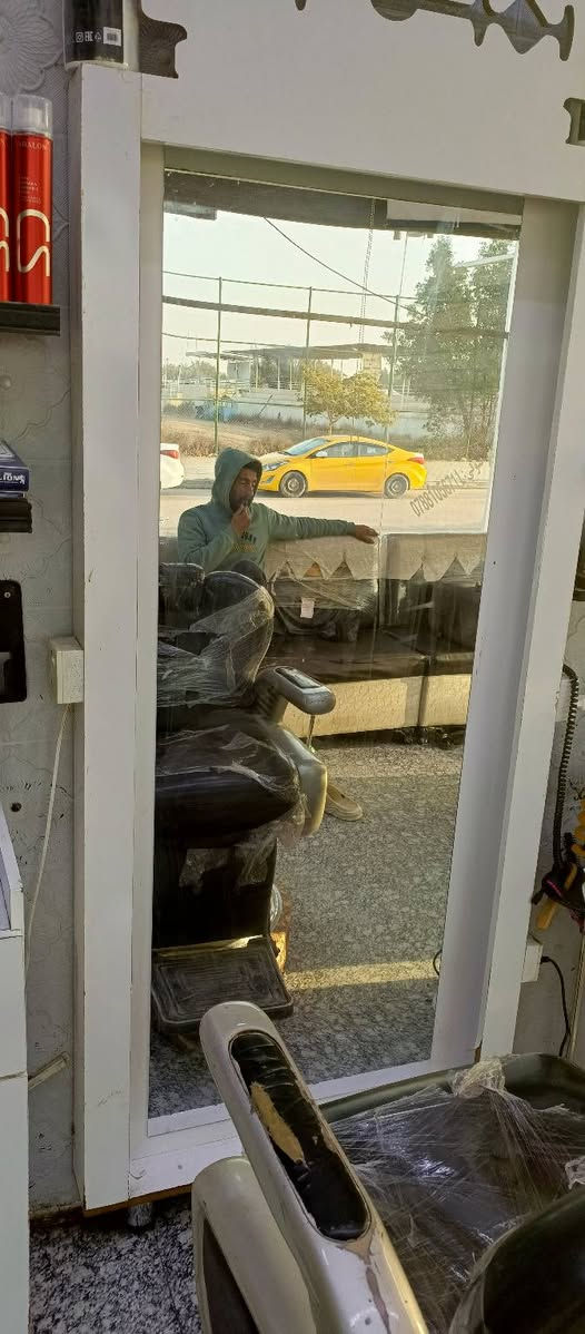 غراض حلاقه يحتوي مع 2 كراسي مع 2 مرايات مع 2 كومديات السعر 250 كربلاء الحر***********
