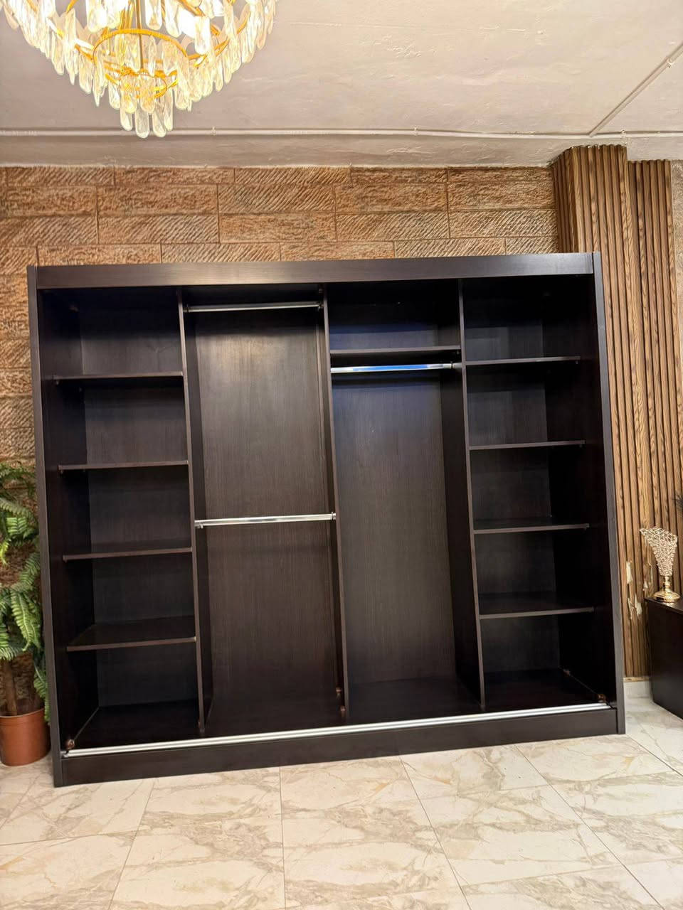 غرفة نوم ماستر ultra modern 🛌 فل كوالتي ☑️  نظام امريكي ☑️ ثقيله و فخمه جداً 🩶 ✨
للاستفسار 0780981549 واتس اب حصرآ 💌 

عمق60-سم خشب لامينت تركي 18-ملم و خشب ال Chipboard 🪵 ، دهان أمريكي 🇺🇸 فاخر 
( تخت 🛌 نظام ألواح Box ) ↘️
لمتانه أكثر و لسهولة التخزين 🤍✨
( مواصفات و تفاصيل مميزه ✨ ) 
تصميم داخلي مُتقن جداً و عملي ✅👌🏻
استعمال أشهر قليله بحال الوكاله 🤍✨
 الله يبارك لصاحب النصيب. (( بسعر مغري جداً 🏷️))

" الغرفه فقط لمن يبحث عن  الجودة والتصميم العصري الراقي الحديثً" 🤍✨


**إذا كنت صاحب هذا الإعلان وتريد حذفه لأي سبب، رجاءا أرسل رسالة إلى الدعم الفني**