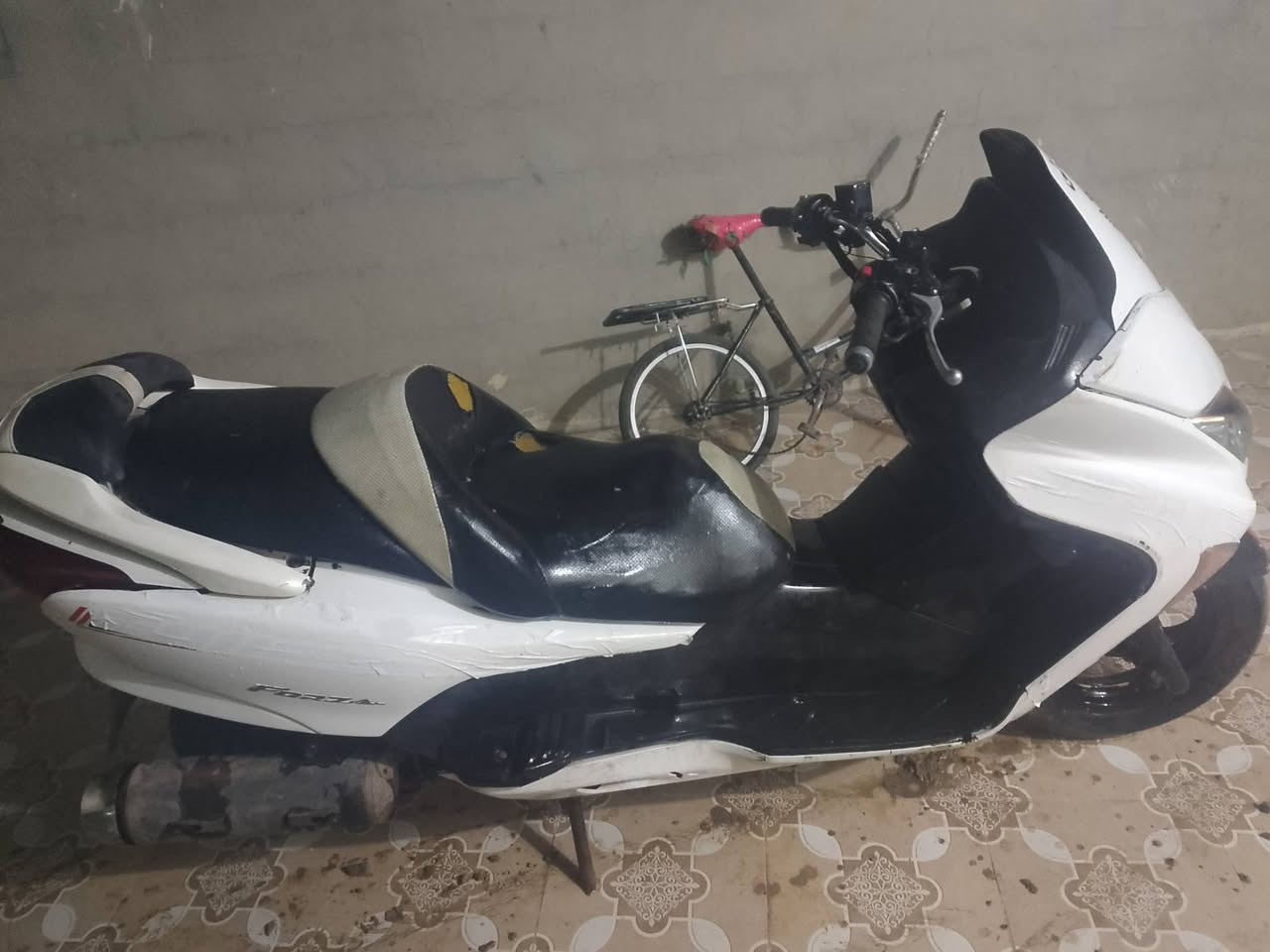 اسلام عليكم 
فورزه 0 8
دراجه كامله مكينه خير من الله 
كفراتها كدامك 
كهربائيات كلها شغاله 
مراوس حسب القناعه أو بيع 
السعر 900وبيها مجال 
م بعقوبه 
ه ***********
