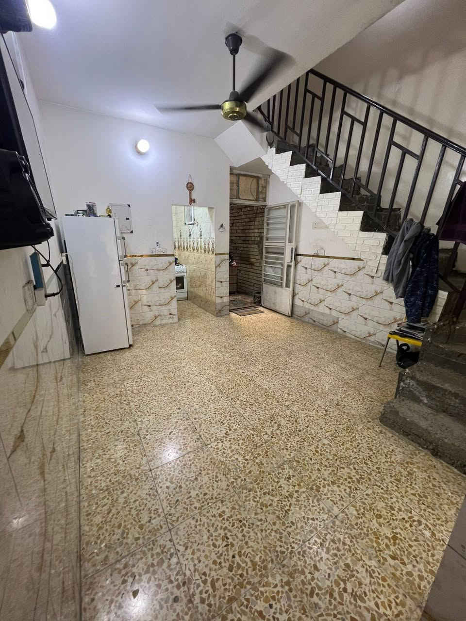 السلام عليكم بيت للبيع مساحه ٥٠ متر طابقين بالحبيبية قرب مستشفى الولادة منطقه كامل خدمات ***********
