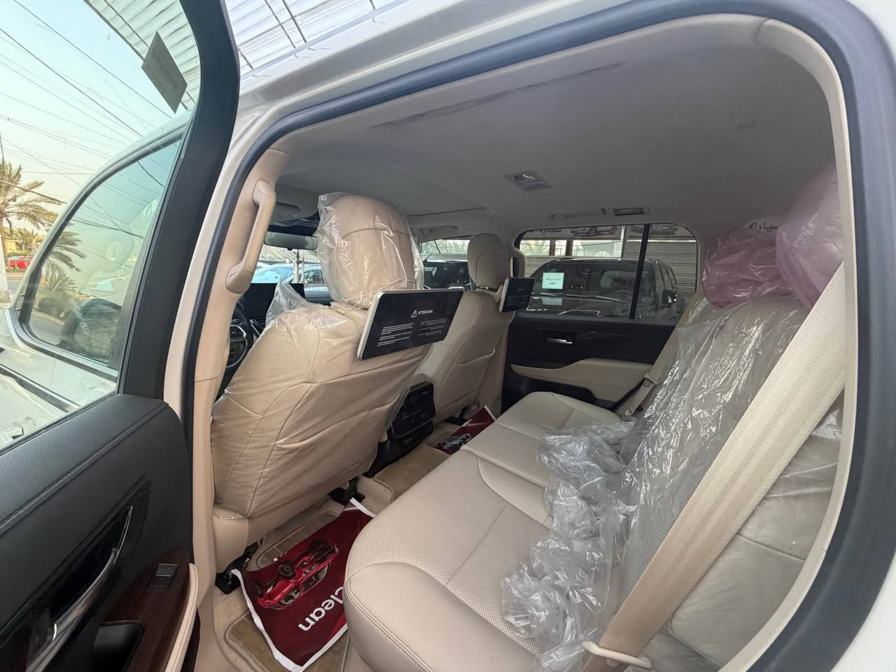 السلام عليكم عندي لاندكروز موديل 2025 ساز لمتد S ام الضمان بصمة تشغيل وفتحة سقف وايرباكات وتبريد كشن و5 كاميرات ورادار خلفي وامامي ونقطعة عمياء وجلد وكراسي كهرباء وشباك لد محرك 4000 تنفس طبيعي وباسمي السيارة ماشية 5 الاف مكفولة كفالة عامة السعر 82 الف دولار … للتصال *********** ابو لجين بغداد, العراق
