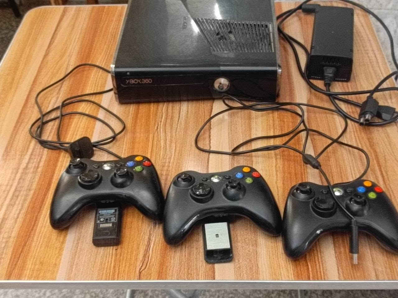 للبيع Xbox 360
جاهز للعب شغال و ممتاز
يحتوي على 3 يدات تحكم:
يد وحدة حالتها زينة وتشتغل بدون مشاكل.
يدتين شحن ولكن بيهن مشاكل بسيطة مثل صعوبة ضغط الزر ولكن الثالثة لا يوجد بها أي خلل .
بيه أكثر من 25 لعبة مثبتة، من ضمنها:
PES 2018
GTA 5
Blur
call of duty
Tekken
وألعاب ثانية متنوعة.
الجهاز بيه خدش بسيط من الأعلى كما موضح، وما يأثر على تجربة اللعب.
الجهاز مهكر شغال زين ومجرب.
-سعة الهارد 250GB
المحتويات:
جهاز Xbox 360
3 يدات
كيبلات التشغيل كاملة
أكثر من 25 لعبة مثبتة
السعر: (125 ألف دينار)
~ملاحظة/ يوجد خدمة توصيل داخل مناطق بغداد فقط
الموقع: (بغداد . التاجي . سبع البور)
للاستفسار أو الشراء:  *********** (واتساب )
