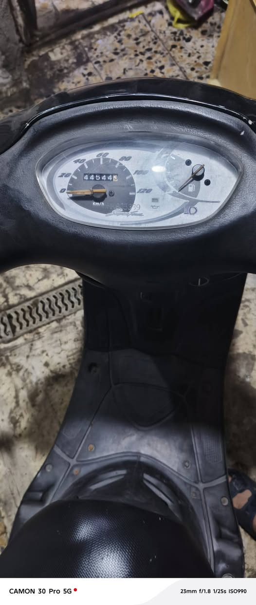 السلام عليكم شلونكم شباب ان شاء الله بخير شباب عندي ماكس قشمه للبيع السرعه 120 السعر 400 وبيها مجال شيء قليل بوكاني.بوكاني منطقه الشعب في حيور متواجد على الواتساب.***********
