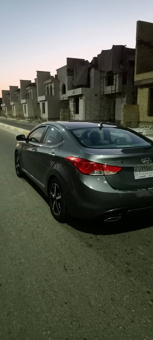 السلام عليكم 
النترا 2012 فول مواصفات 
بيها ثلاث قطع صبغ بدون دواخل 
مراوس 
***********
