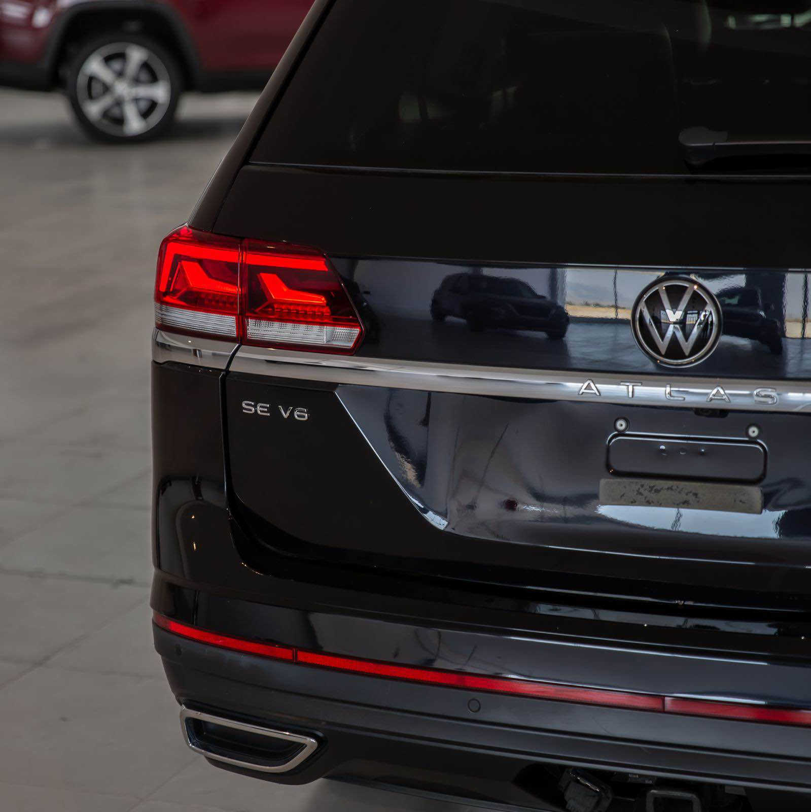 سڵاوتان لێبێت 
Volkswagn atlas 2023 v6 se
سەیارەکە ٣١،٠٠٠ مایڵ ڕۆشتووە و بێ بۆیاخە ڕەقەم کاتیە گێڕ و مەکینەی بەشەرت سەیارەیەکی زۆر جوان و تازەیە هەموو گیانی بەشەرت 
مواصفات:

١. بزوێنەر و گێڕ (Engine & Performance)
• بزوێنەر: 6 پستۆن (V6) بە قەبارەی 3.6 لیتر (سروشتی، بێ تۆربۆ - Atmospheric).
• هێزی بزوێنەر: 276 ئەسپ (Horsepower).
• زەبر (Torque): 361 نیوتن-مەتر.
• گێڕ: 8 خێرایی ئۆتۆماتیک (Tiptronic) لەگەڵ ئەگەری گۆڕینی دەستی.
• سیستەمی پاڵنەر: بە شێوەیەکی گشتی یان پاڵنەری پێشەوەیە (FWD)
• توانای ڕاکێشان (Towing Capacity): دەگاتە نزیکەی 2,268 کیلۆگرام (5,000 lbs).
٢. مواسەفاتە دەرەکییەکان (Exterior Features)
• لایتەکان: لایتی پێشەوە و دواوە بە تەواوی LED، لەگەڵ سیستەمی داگیرسانی ئۆتۆماتیکی لایتی بەرز و نزم.
• ویلەکان: ویلی ئەلەمنیۆم بە قەبارەی 18 ئینج یان 20 ئینج (بەپێی پاکێجی SEەکە).
• جام و ئاوێنەکان: ئاوێنەکان کارەبایین و سیستەمی گەرمکەرەوەیان (Heated Mirrors) هەیە، لەگەڵ جامی تاریکی دواوەی شەریکە.
• سندوق: سندوقی دواوەی کارەباییە (Power Liftgate) کە لە ڕێگەی سویچ یان دوگمەوە دەکرێتەوە.
٣. مواسەفاتە ناوخۆییەکان و ئارامی (Interior & Comfort)
• کوشنەکان: 3 ڕیز کوشن (شەو حەوت سەرنشینە)، کوشنی پێشەوە کارەباییە و سیستەمی گەرمکەرەوەی (Heated Seats) هەیە. پێستی کوشنەکان لە جۆری V-Tex (پێستی دەستکردی کوالیتی بەرزە).
• سپلیت و فێنککەرەوە: سیستەمی سپلیتی ئۆتۆماتیکی سێ ناوچەیی (Climatronic)، کە ڕێگە بە سەرنشینانی دواوەش دەدات پلەی گەرمی خۆیان کۆنتڕۆڵ بکەن.
• شاشە و مۆڵتیمیدیا:
• شاشەی سەرەکی بە قەبارەی 8 ئینج کە سیستەمی Apple CarPlay و Android Auto بە وایەر و بێ وایەر پشتگیری دەکات.
• شاشەی پشت سوکان (Digital Cockpit) کە دیجیتاڵییە و زانیارییەکانی لێخوڕین پیشان دەدات.
• شەحن: چەندین پۆرتی USB-C بۆ ڕیزی پێشەوە و دواوە، لەگەڵ سیستەمی شەحنی بێوایەر (Wireless Charging).
٤. سیستەمی سەلامەتی و یارمەتیدەری شۆفێر (Safety & IQ.DRIVE)
نرخ:٢٨٧ وەرەقە و کەمێک مەجال
ژمارەی مۆبایل:***********
WhatsApp&Viber✅ السليمانية, العراق
