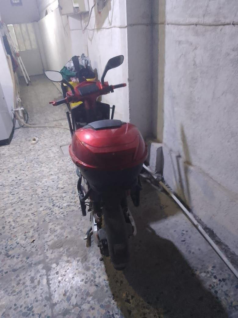 السلام عليكم دراجه شحن سكنس مدرعة بالكامل  ست بطاريات 32امبير.  تخم بطاريات جديدة بدلتلها اصلي اصلي الدراجه نضيفة الداجه بيها إنذار وتشغيل عن بعد  نضام رجوع للخلف   المكان الكاظميه/جكوك /الرقم للتواصل / ***********/السعر 500
