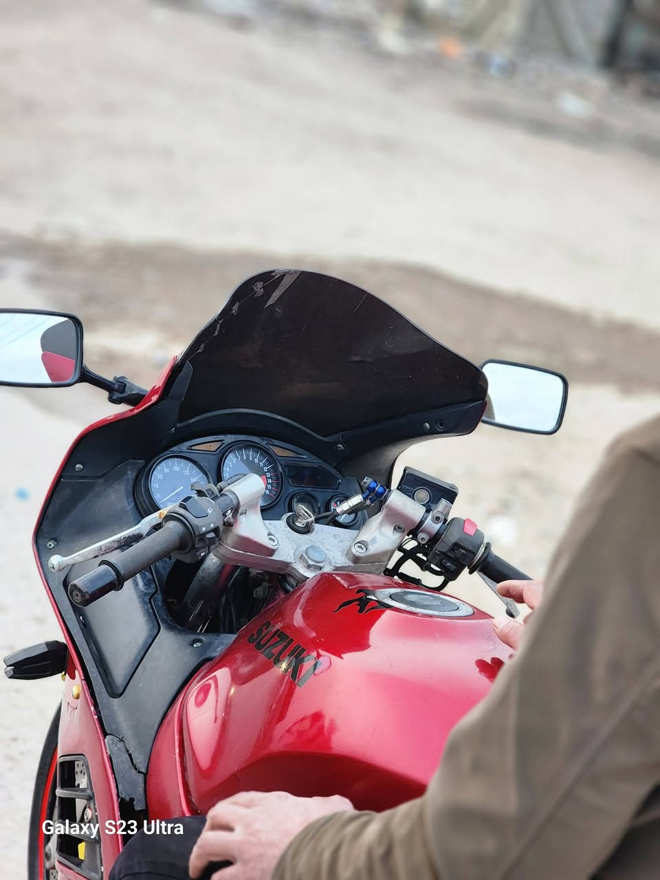 السلام عليكم دراجة Suzuki RF 400 VC للبيع مكينه VC قبق احمر دراجة نشاطها يشك الكاع مكينه وكير خير من الله دراجه حيل حلوه ونظيفه كداكم مثل ما تشوفون الدراجه نقصها بس باتري السعر المطلوب 11 وبيها مجال بسيط حك الجيه مكان الدراجه بغداد جسر ديالى *********** وتساب واتصال
