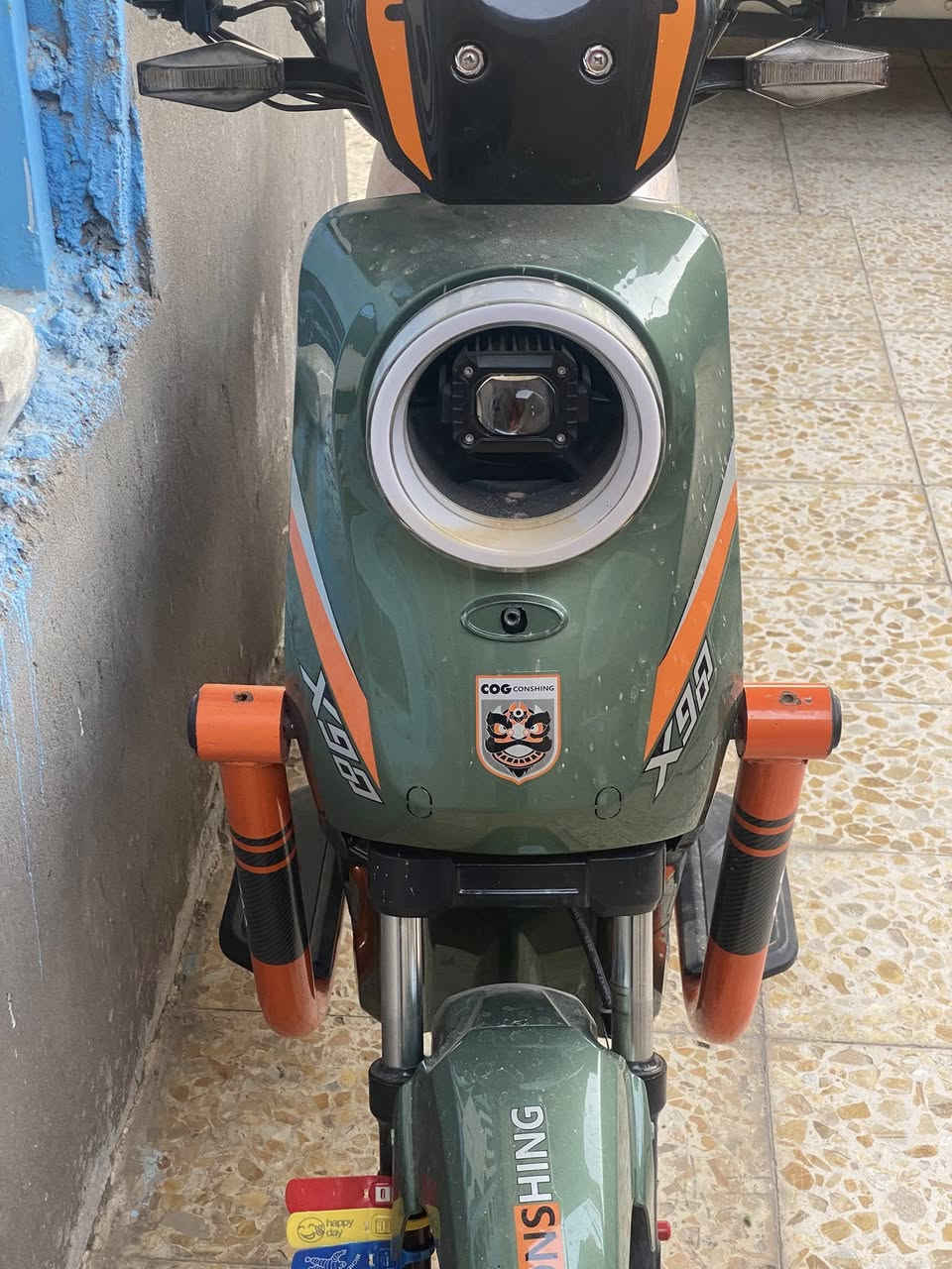السلام عليكم دراجه شحن للبيع موديل 2025  عطلها فقط الملف  كلشي شغال  السعر خاص *********** البصره شط العرب الجزيره الثالثه ً
