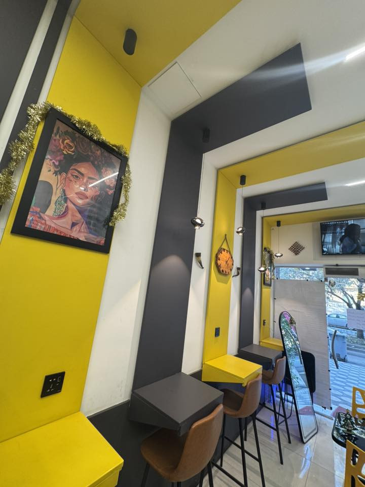 ديكور كامل للبيع لغرض التوسعه والتغير مواصفات الديكور
1 كله hdf اسباني مقاوم للضروف البيئيه ماء حرائق نوعيه جدا عاليه اسباني المنشأ يصلح للمطاعم والكافيهات سهل التنظيف بإستخدام مواد متوفره 
2 يحتوي على عازل صوت بنسبه جيده + اللون ثابت مع الوقت 
3 منشأ اسباني حقيقي
4 سهوله الشد والفك تقدر اضافه ديكور اضافي و التكبير والتصغير والتحكم بالابعاد 
5 خالي من العيوب وان وجدت عيوب نتيجه الاستخدام سهل الاصلاح 
6 تحتوي الطاولات المتصله والمنفصله على قواعد حديديه صلبه جداً تتحمل وزن حتى 200 كغ 
7 اهم نقطه انك تستطيع ان تفكه وتنقله او تغيره بدون اي تلف يعني فلوسك بي متضيع ابداً مو مثل بقيه الديكور الي يكون لصق و عند التغير سيعرضك الي خسائر ماليه عاليه هذا على كوله اهلنا فلوسه بي 
( ملاحظه البيع فقط للستولات والديكور يعني اللوحات وغيرها غير مشموله بالبيع وان حب المشتري مثلها اكدر اوفره شي بعد احلى ) 
الستولات عدد 12 كلها جلد طبيعي 
ملاحظه ( تصميم الشد كله موجوده بحاسبه تصميم) يعني مراح ادوخ بالقياسات عندي كادر يكدر يطلعلك يشدلك او اذا تحب جيب كادر واني انطيه خريطه التصميم 
للاستفسار ***********
